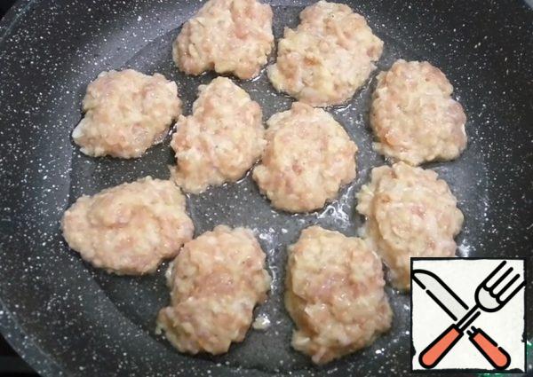 Heat a frying pan, add vegetable oil and spread minced meat with a tablespoon.
