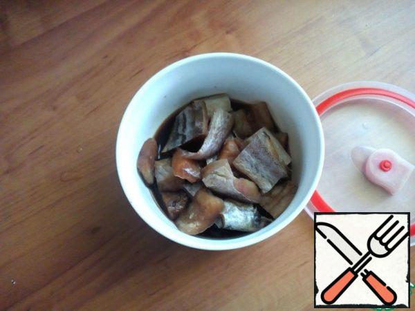Chop the fish and cut the fillet into ~ 3 cm pieces . Put it in a bowl, pour soy sauce and, if desired, a little pepper. I didn't salt it, I had enough soy sauce. Let the slices marinate for about 15 minutes.
