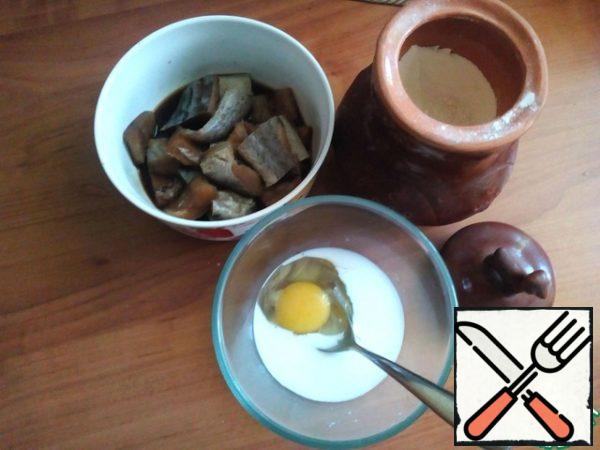 Prepare the batter. Pour sour milk into a bowl and add soda. Sour milk can be replaced with kefir or yogurt. Whisk with a whisk. The soda is running out. Add sugar, salt and egg. Everyone connects. Sift the flour.
