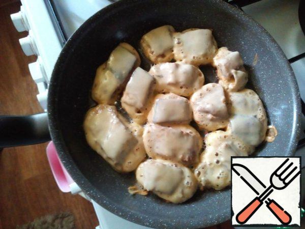 Put the pieces in a frying pan. I fried the specified amount of fish twice and pour 1 tablespoon of oil into the pan for each fold. Frying pan D-24 cm. To make the fish very fried and the top of the dough would be crispy, you need to pour more oil. Fry on one side until a beautiful color, and when the dough grabs, turn it over easily. Nothing falls apart.
