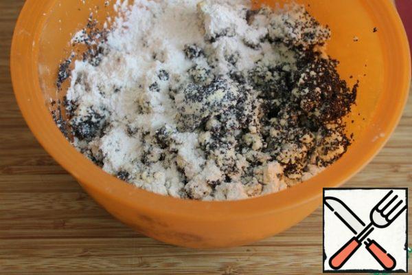 Power: 900W
Program: casserole (60 minutes). Divide the eggs into whites and yolks.
Add egg yolks, sugar or sugar substitute to taste, pudding, poppy seeds to the cottage cheese.
