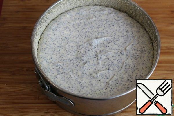 The split form 18 is smeared with oil and sprinkled with semolina - shake off the excess
Put the mass into the mold.
