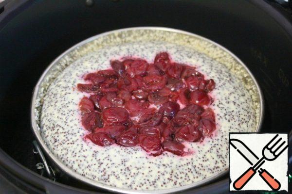 After the signal, we leave the casserole dish in the slow cooker on for 10 minutes without opening the lid.
Open the lid.
