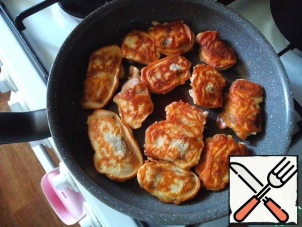 Fry the fish on the other side over medium heat. Here is such a beautiful pollock in the dough! Place on a paper towel, remove excess oil and place in a bowl.