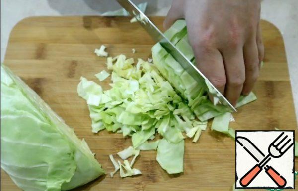 Cut the cabbage according to your taste and preferences. In winter, I use Peking cabbage for this salad.
