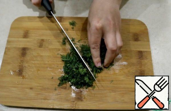 Chop the greens, add to the salad and mix everything thoroughly again.
