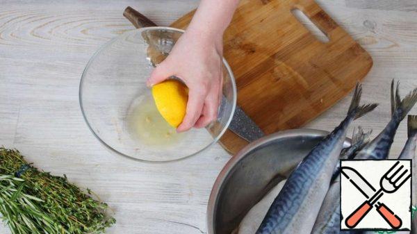 Remove the head and the inside of the fish, clean if the fish in the scales.
In a bowl, mix the juice of one lemon...