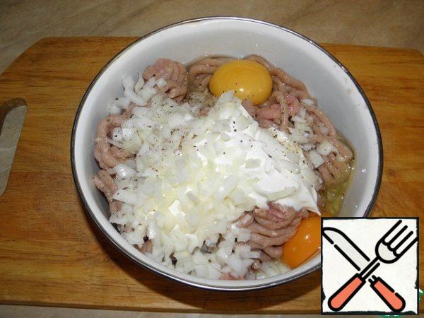 Prepare minced meat, add 2 eggs, half of finely chopped onion, sour cream, salt and pepper to taste.