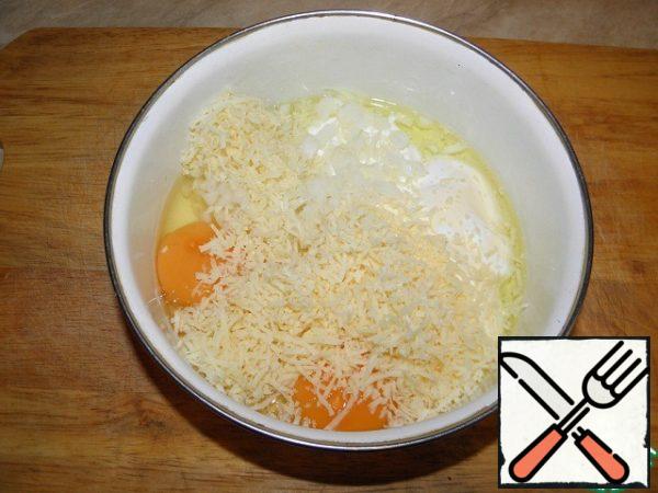 Prepare the sauce: mayonnaise (or sour cream + mayonnaise) combine with 2 eggs and the chopped second half of onions, add cheese grated on a fine grater, salt to taste (carefully with salt).
