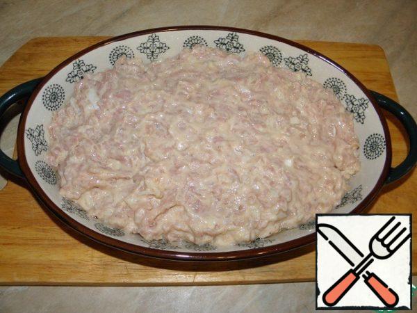 Grease the mold with oil, put the filling in it.
