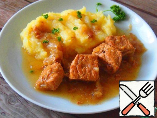 Half an hour before the end of cooking, add 1 or 2 tablespoons of wine vinegar. At the very end, try again, you may want to add some more sugar.
Serve with rice or mashed potatoes.
Enjoy your meal!