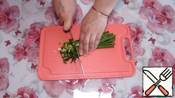 Finely chop the green onions.
Grate the cheese on a coarse grater.
