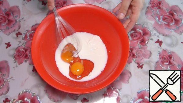 Pour the milk into a bowl.
Add the eggs.
Add sour cream.
Add salt to taste, taking into account the salinity of the cheese.
Mix it.

