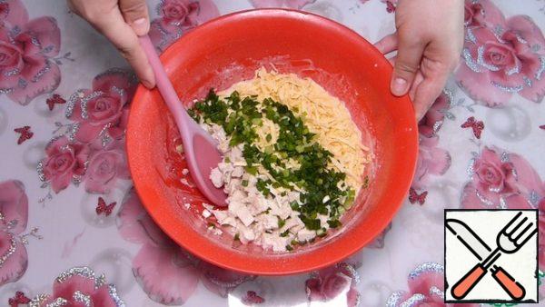 Add the sifted flour and baking powder.
To interfere. The dough turns out like sour cream.
Add chicken breast, cheese and green onions.
Mix it.
