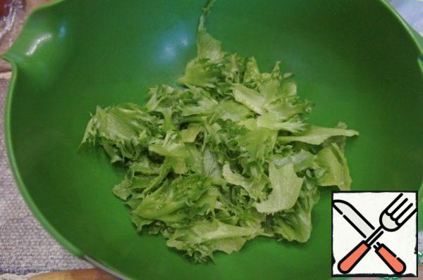 Wash and dry the vegetables. In a wide bowl, pick lettuce leaves with your hands. It should definitely be crunchy varieties: cheese, frisee, iceberg or something in this style.