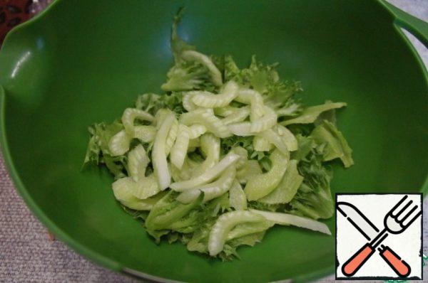 In celery stems, if possible, remove the hard threads, the stems themselves cut into thin slices. Add to bowl.