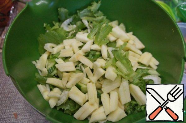 Peel the apples and seed pods, cut into thin cubes or slices as you like, add to the rest of the ingredients.
