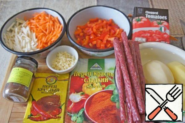 Prepare the products. Wash and peel the vegetables. Chop the onion and garlic. Carrot and celery root (added by myself) cut into strips. Bulgarian pepper cut into wide noodles.
