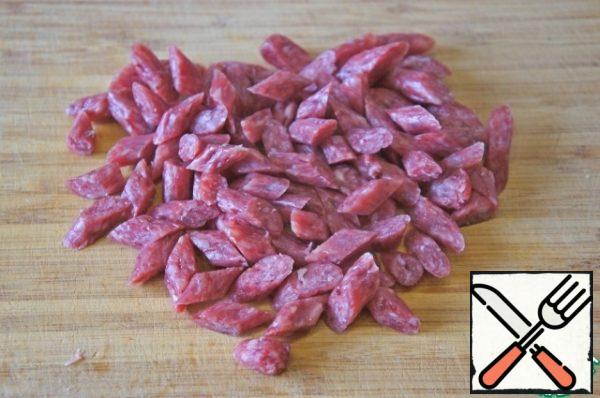 Cut the sausages diagonally into slices.
