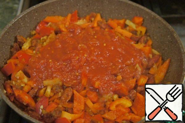 Grate tomatoes in a frying pan, if you use fresh ones, or put canned ones. If whole, then pre-knead them.
