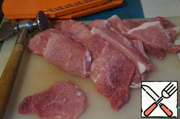 Cut the meat into medium slices, beat off on both sides.