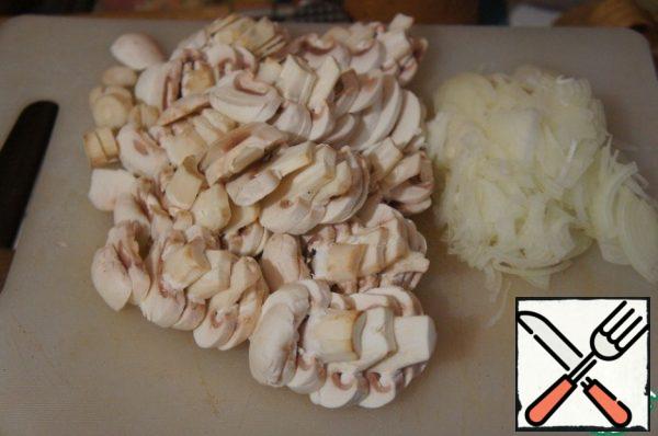 Grind the onion, mushrooms cut into plates.