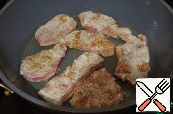 Pieces of meat roll in flour, lightly fry on high heat on both sides until Golden brown.