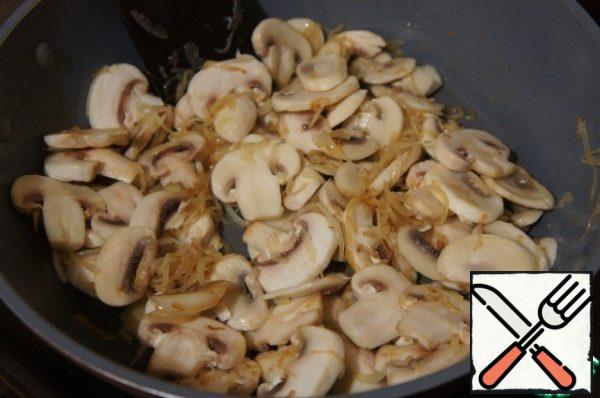 Add the mushrooms and fry all together until the liquid evaporates and rosy.