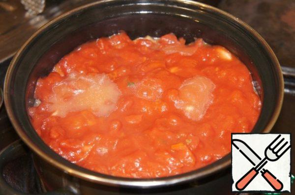 Add slices of peeled tomatoes or tomato sauce and simmer until soft meat. You can do it in the oven.