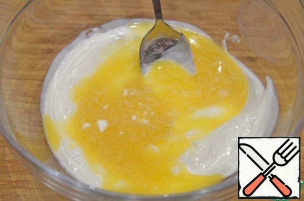 Mix sour cream with soda. Add melted butter to the sour cream.
