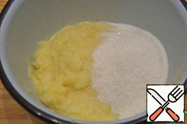 Cut oranges / lemons into small slices together with the crust, remove the bones and whisk in a blender. Mix the beaten lemon with sugar.
