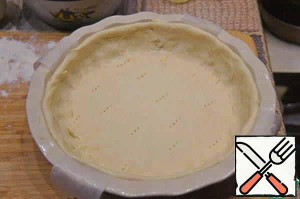 Preheat the oven to 180 ° C. Put 2/3 of the dough as a base, spread over the entire surface of the mold, making the sides.
