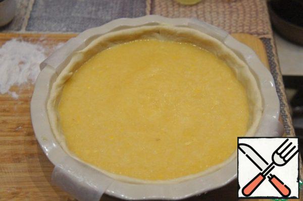 Lay out the filling and spread evenly over the entire base.
