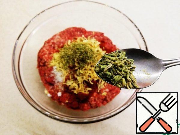 From the equipment for stuffing sausages, you will need a sausage filler
or a meat grinder with a nozzle for cooking sausages.
In the minced meat (the best minced meat is the one that you cooked yourself), add all the spices and knead.
