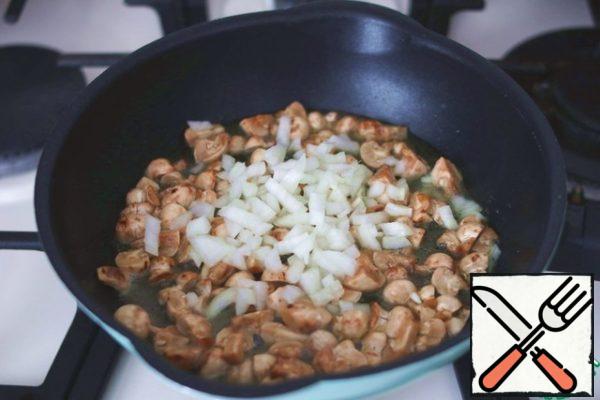Cut the onion into small cubes. Add the chopped onion to the mushrooms.
