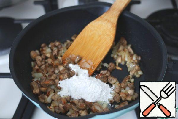 Then add 1 tablespoon of flour. Stir the resulting mixture. Add about 1.5-2 tablespoons of water or fish broth. Add black pepper and salt to taste.

