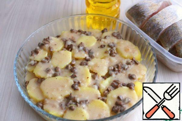 Put the finished mushroom sauce on the potato layer.
