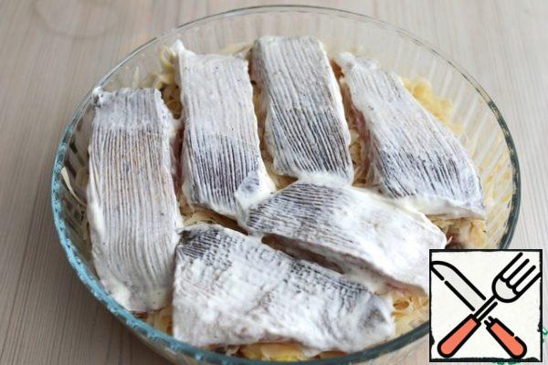 Put pieces of walleye on a layer of cheese straws. We put the form in the oven preheated to t 190-200 * C. Bake until cooked. The approximate baking time is 20-30 minutes.
