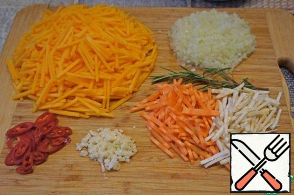 Pumpkin, carrot and celery chop into strips. The onion and crush the garlic. Potatoes cut into cubes. Chili pepper cut into thin rings.