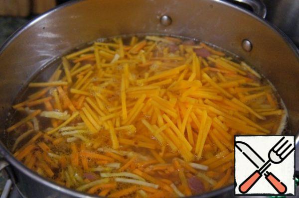 In boiling broth or water lay potatoes and bring to a boil. Add the browned vegetables and the pumpkin.