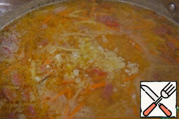 Add salt, add 2-3 Bay leaves and stew the soup for another 3 minutes. Remove rosemary, remove from heat, add garlic and let the soup brew under the lid for 10-15 minutes.