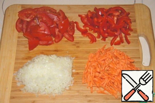 Vegetables wash and clean. Carrots chop into strips, pepper cut into strips, tomatoes quarter slices. Onions to chop.