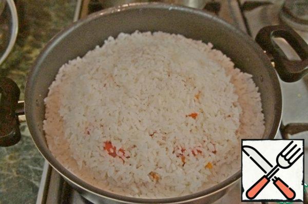 Then sprinkle all this with the remaining rice.
