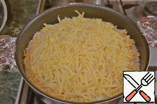 Generously sprinkle with grated cheese and put in a preheated 200*C oven.