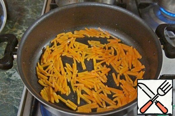 Add the carrots cut into strips and sauté for 1 minute.