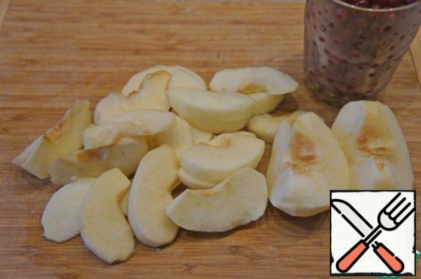 Apples cut into slices.
