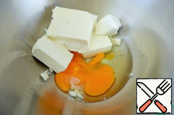 Mix the cheese with the egg.
