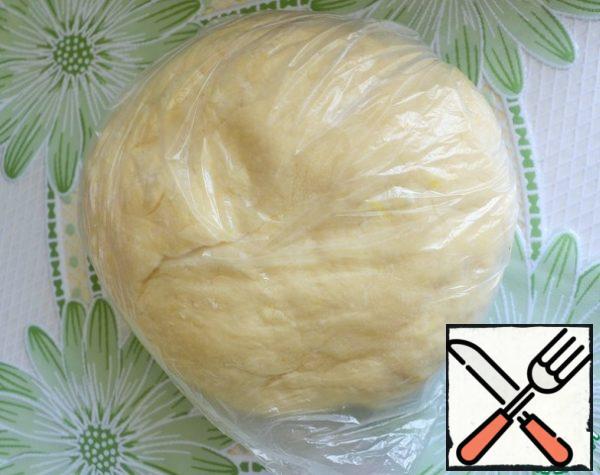 The dough is put into the package and in the refrigerator for 30 minutes.