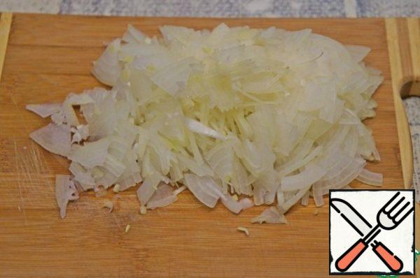 Garlic cut into plates, onions chop. In a frying pan melt the butter, add garlic, onion and Bay leaf. Cook over low heat for 15 minutes without letting the vegetables turn brown.
