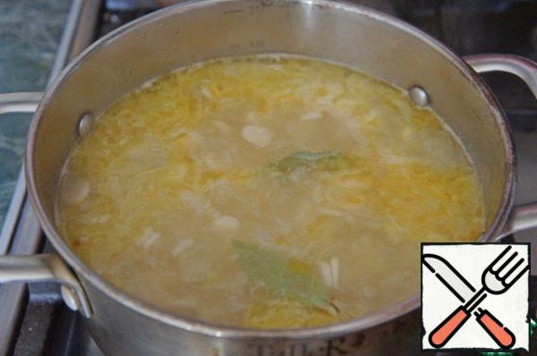 Pour about 500-600 ml of water into a saucepan, add the ready garlic and onion, let it boil. Cut the potatoes into small cubes, throw them into boiling broth and cook for 15 minutes. Salt.
